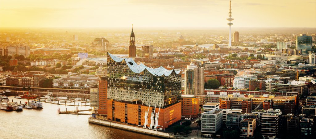 Blick über Hamburg mit Elbphilharmonie und Fernsehturm im warmen Abendlicht