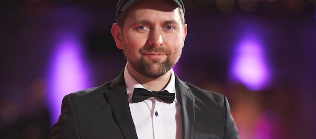 Adam Wolke alias SkylineTV im schwarzen Anzug mit Fliege und Kappe.