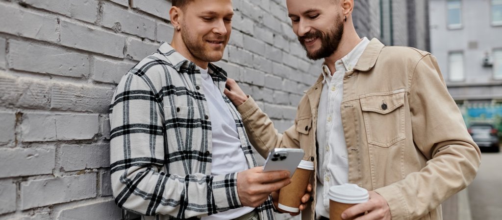 Zwei Männer schauen gemeinsam auf ein Smartphone