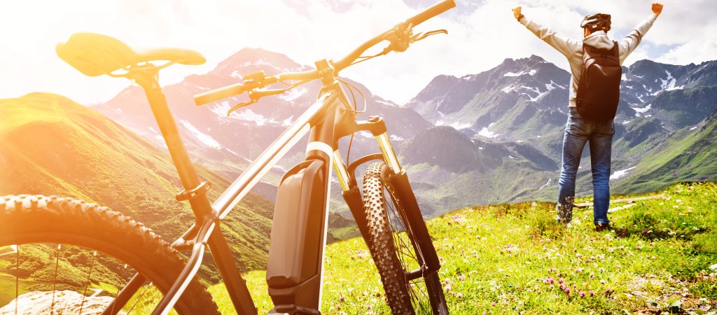 Fahrrad vor einer sonnigen Berglandschaft