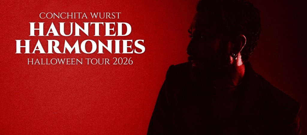 Offizielles rotes Pressemotiv zu Conchita Wursts Halloween-Konzerten „Haunted Harmonies“ mit Tom Neuwirth im Schatten.