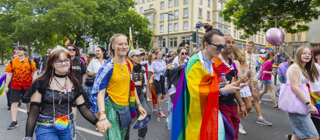 Teilnehmerinnen und Teilnehmer beim CSD in Dresden am 6. Juni 2026 – Archivaufnahme.