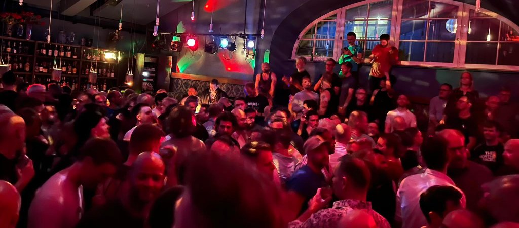 Gäste auf der Tanzfläche bei einer früheren DARE-Party im Nachtasyl Hamburg.