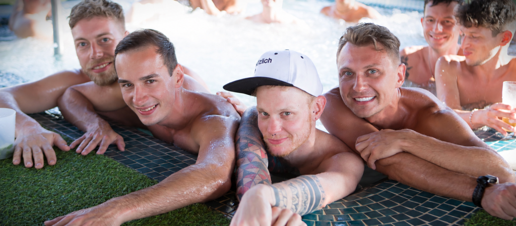 Mehrere Männer entspannen am Rand eines Pools in Maspalomas. Archivaufnahme.