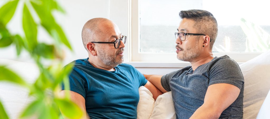Zwei Männer besprechen gemeinsam Unterlagen