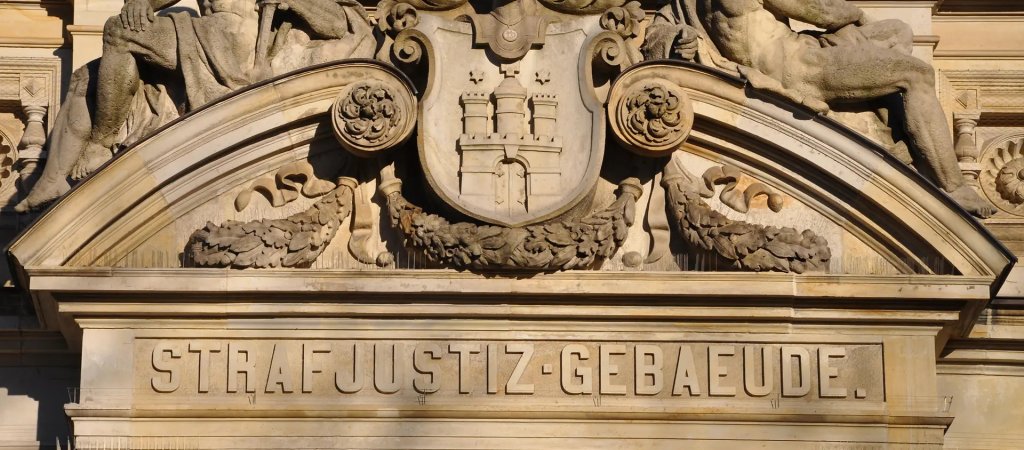Portal des Hamburger Strafjustizgebäudes mit Stadtwappen und Schriftzug