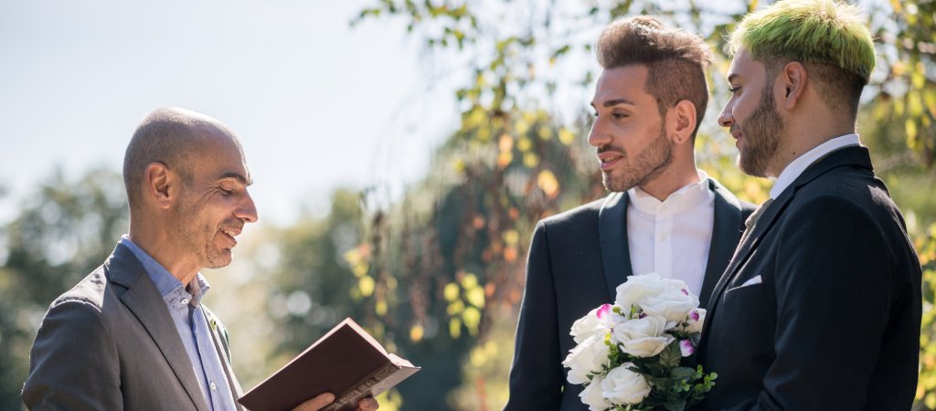 Zwei Männer bei ihrer Trauung