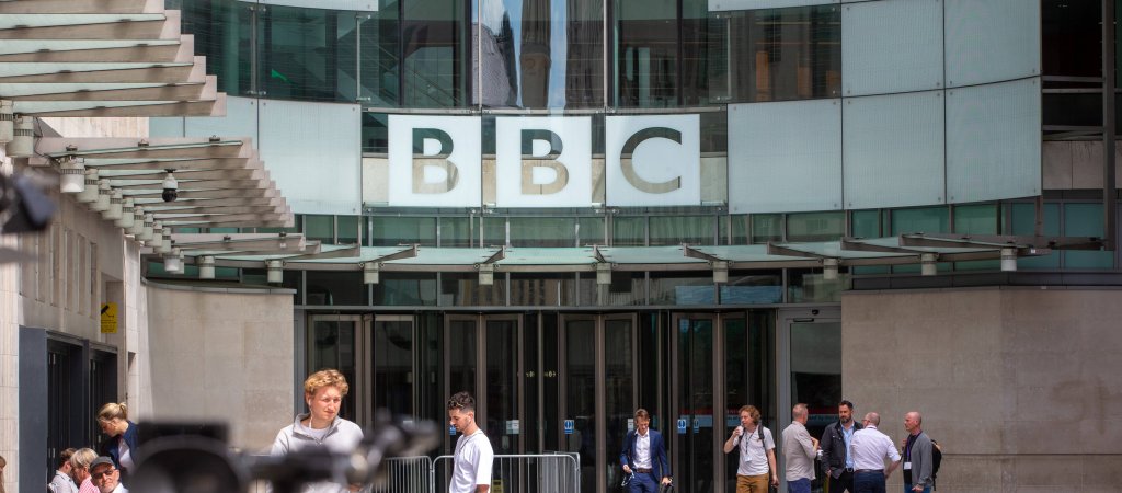 BBC-Schriftzug am New Broadcasting House in London