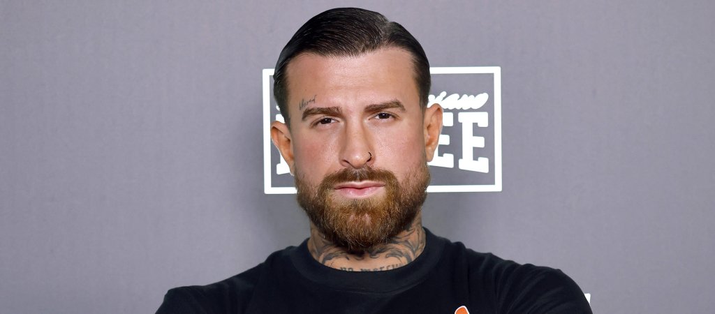 Gigi Birofio mit verschränkten Armen auf dem roten Teppich bei Fame Fighting 4 in Essen