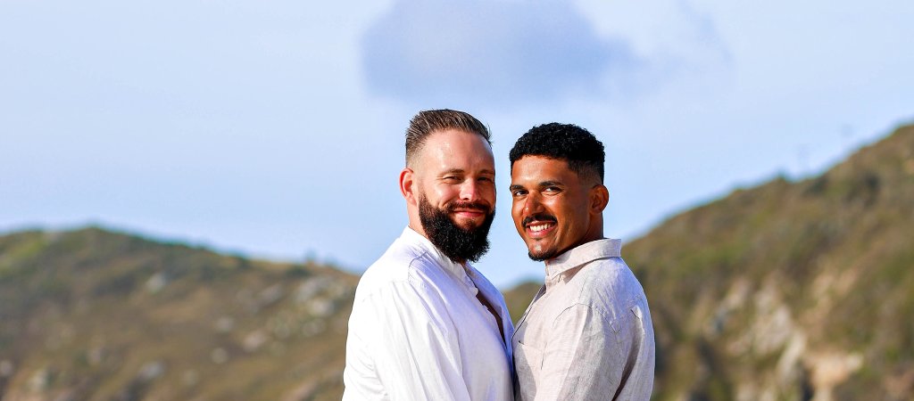 Pascal und Juliano in weißen Outfits am Strand