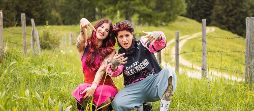 Julia links und Ebru rechts auf dem offiziellen Forsthaus-Rampensau-Pressefoto