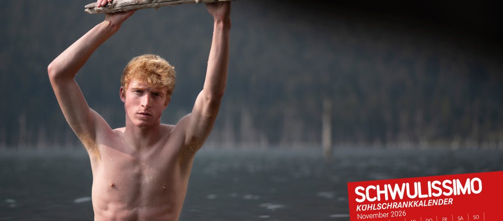 Austin Hould steht im Wasser und hält einen Ast über dem Kopf; rechts das Kalenderblatt für November 2026.