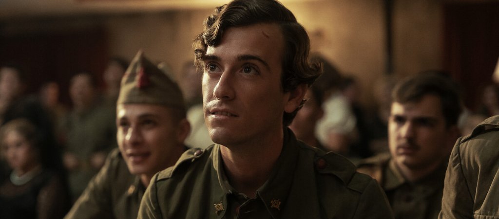Junge Soldaten in historischen Uniformen sitzen nebeneinander in einer Szene aus La Bola Negra.