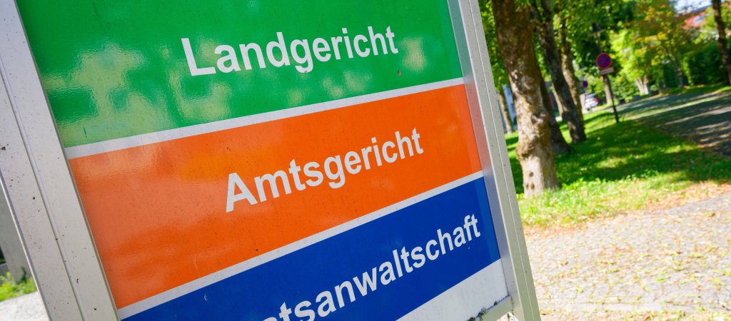 Hinweisschild für Landgericht, Amtsgericht und Staatsanwaltschaft in Traunstein