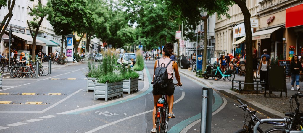 Radverkehr und Aufenthaltsflächen auf einer Stadtstraße