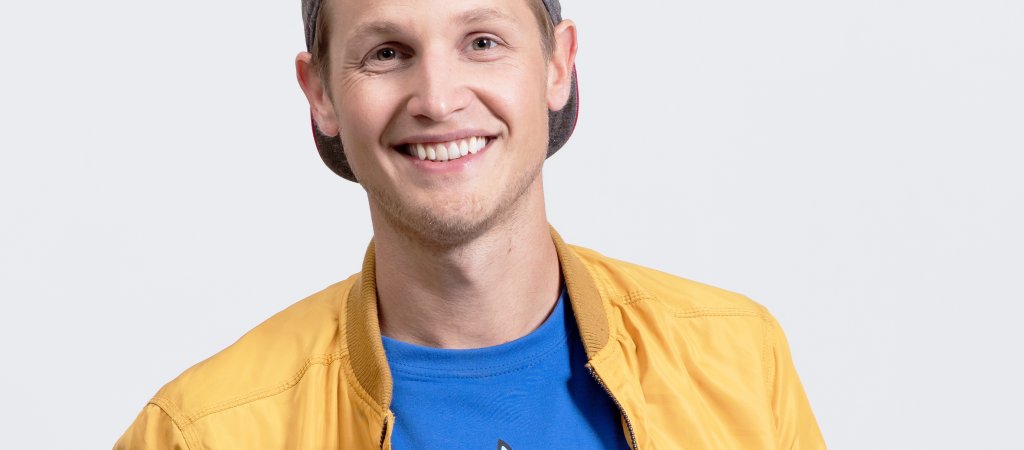 Malte Anders mit Kappe, gelber Jacke und Einhorn-T-Shirt (Pressefoto)
