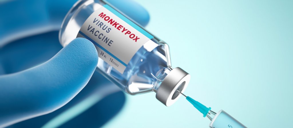Symbolische Darstellung einer behandschuhten Hand mit Impfstofffläschchen und Spritze zum Thema Mpox-Impfung.