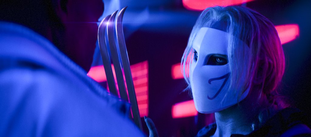 Orville Peck als maskierter Vega mit Metallkralle in einer neonbeleuchteten Szene aus „Street Fighter“.