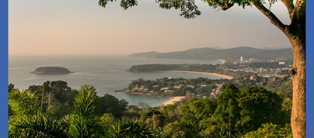 Blick vom Karon Viewpoint auf die Küste von Phuket