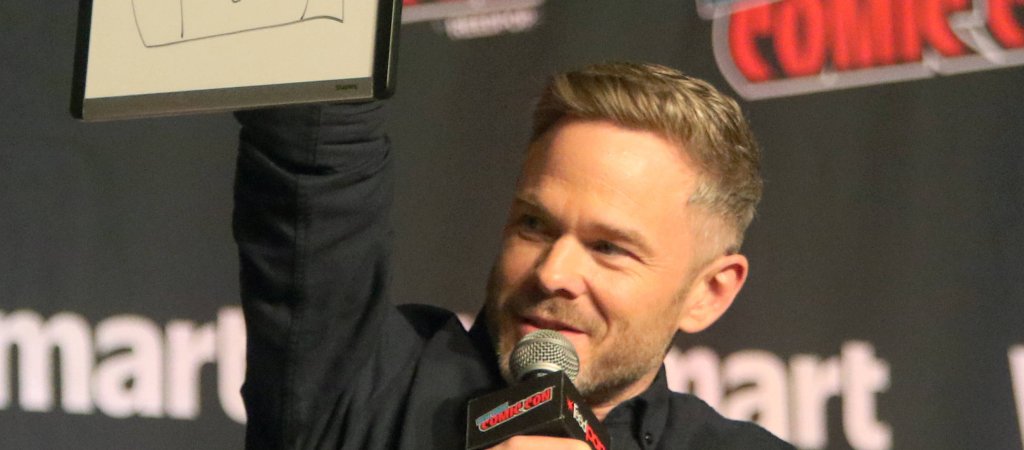 Shawn Ashmore, der Iceman in den früheren X-Men-Filmen spielte, mit Mikrofon bei einem Comic-Con-Panel – Archivaufnahme.
