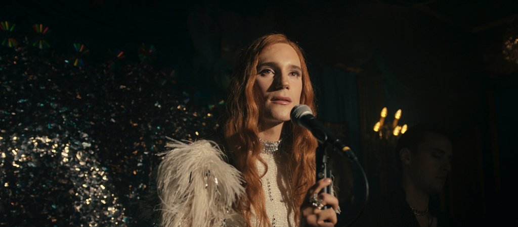 Moritz Bock als Travestiefigur Stella beim Gesangsauftritt in „Tatort: Gottesgarten“.