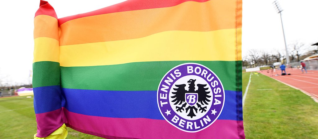 Regenbogen-Eckfahne mit TeBe-Logo im Mommsenstadion am 7. April 2023.