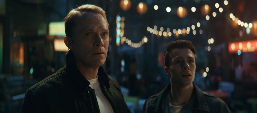 Paul Bettany als Vision und Ruaridh Mollica als Tommy in einer nächtlichen Szene aus „VisionQuest“.