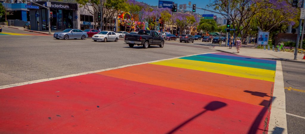 Regenbogen-Zebrastreifen am Santa Monica Boulevard in West Hollywood, Archivaufnahme