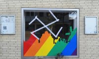 Hakenkreuz bei queerem Zentrum