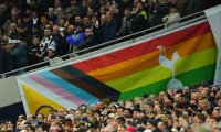 Fußball: Tottenham muss Regenbogenfahne versetzen