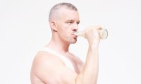 Russell Tovey posiert auf ICON-Cover in Lederhosen