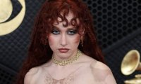 Grammys: Chappell Roan erscheint halbnackt