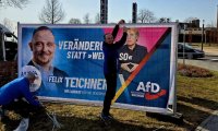 Staatsanwaltschaft prüft rosa Winkel auf AfD-Plakat