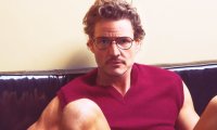 Pedro Pascal posiert in Jeans-Shorts auf Magazin-Cover