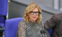 Klöckner verteidigt Regenbogen­fahnenverbot: