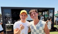 Tom Daley überrascht Tom Holland mit gehäkeltem Spinnennetz