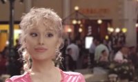 Ariana Grande macht Foto-Panne zum Showgirls-Gag