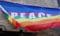 Regenbogenfahne in Aschaffenburg in Brand gesetzt