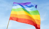 Büsum hängt Regenbogenflaggen nach erneutem Diebstahl wieder auf