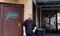Sam Smith feiert New Yorker Kult-Gaybar Julius’