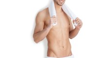 Junger Mann in der Sauna (Symbolbild) // © g-stockstudio