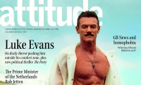 Luke Evans zeigt sich im weißen Slip auf Cover 