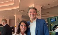 Todd Delmay mit Bürgermeisterin Joy Cooper bei einer Veranstaltung in Hallandale Beach