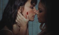 Cara Delevingne schmust in neuem Clip mit Samara Weaving