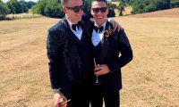 Kyle Tayler-Woolston mit seinem Ehemann George bei ihrer Hochzeit