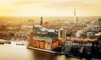 Blick über Hamburg mit Elbphilharmonie und Fernsehturm im warmen Abendlicht