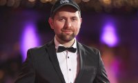 Adam Wolke alias SkylineTV im schwarzen Anzug mit Fliege und Kappe.
