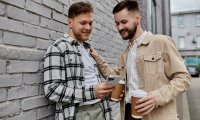 Zwei Männer schauen gemeinsam auf ein Smartphone
