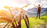 Fahrrad vor einer sonnigen Berglandschaft