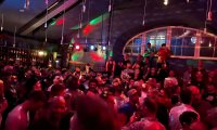 Gäste auf der Tanzfläche bei einer früheren DARE-Party im Nachtasyl Hamburg.